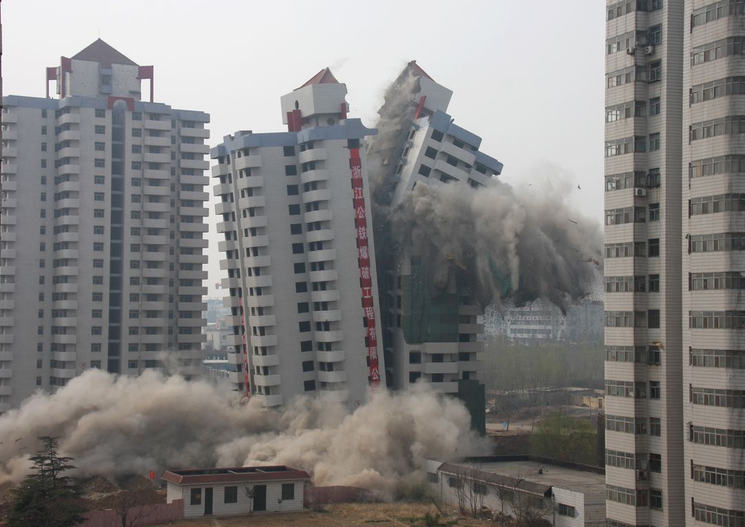 山東泰安華易青年城64米高樓A級(jí)爆破拆除工程