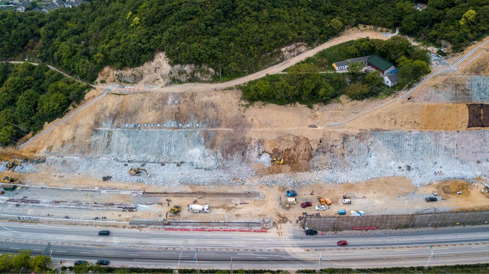 中鐵三局集團(tuán)329國(guó)道舟山段改建工程(普陀段）高邊坡路基拓寬爆破開(kāi)挖工程
